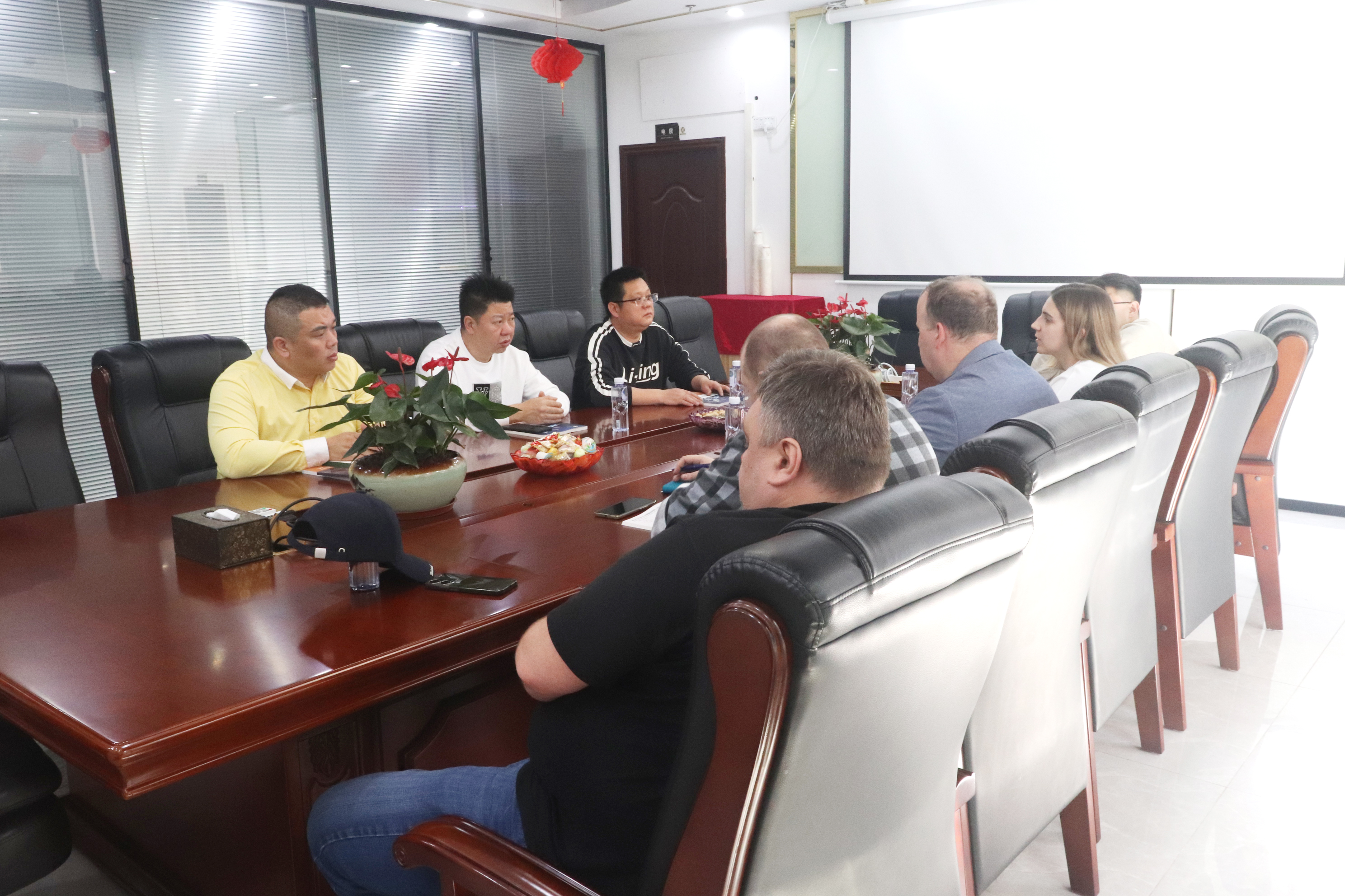 2025.2.28 Warmly welcome Russian customers to visit and guide the work 2025.2.28 Warmly welcome Russian customers to visit and guide the work