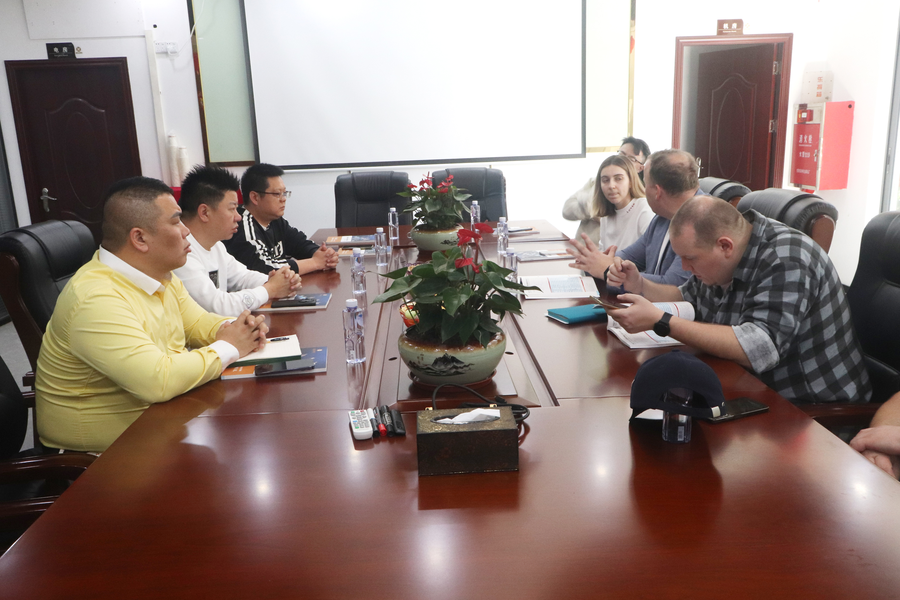 2025.2.28 Warmly welcome Russian customers to visit and guide the work 2025.2.28 Warmly welcome Russian customers to visit and guide the work