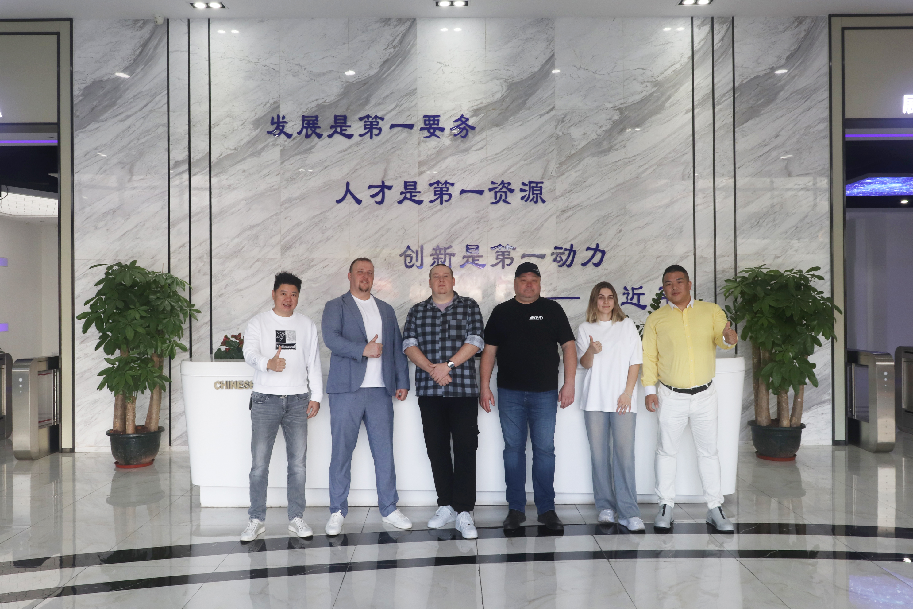 2025.2.28 Warmly welcome Russian customers to visit and guide the work 2025.2.28 Warmly welcome Russian customers to visit and guide the work
