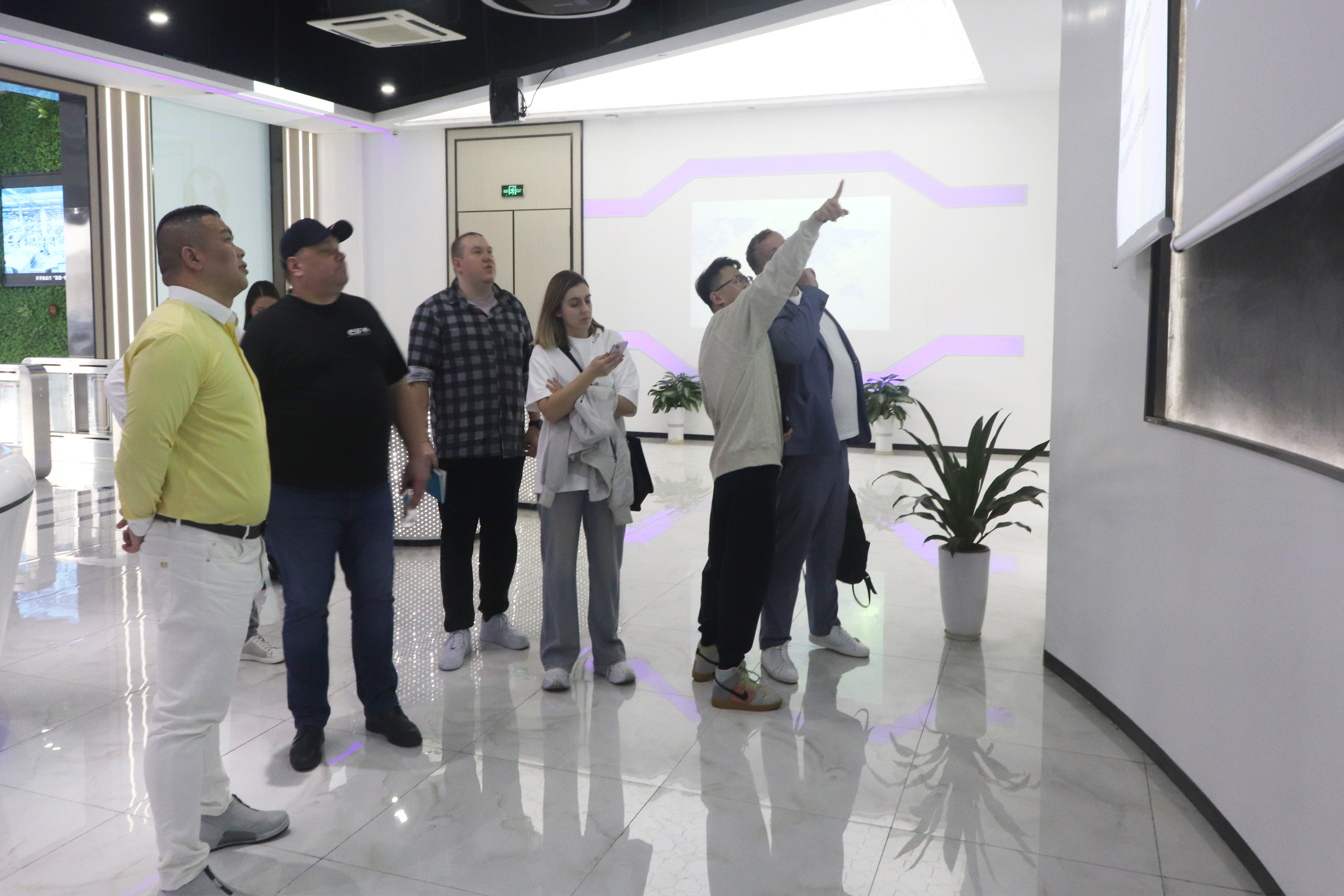 2025.2.28 Warmly welcome Russian customers to visit and guide the work 2025.2.28 Warmly welcome Russian customers to visit and guide the work