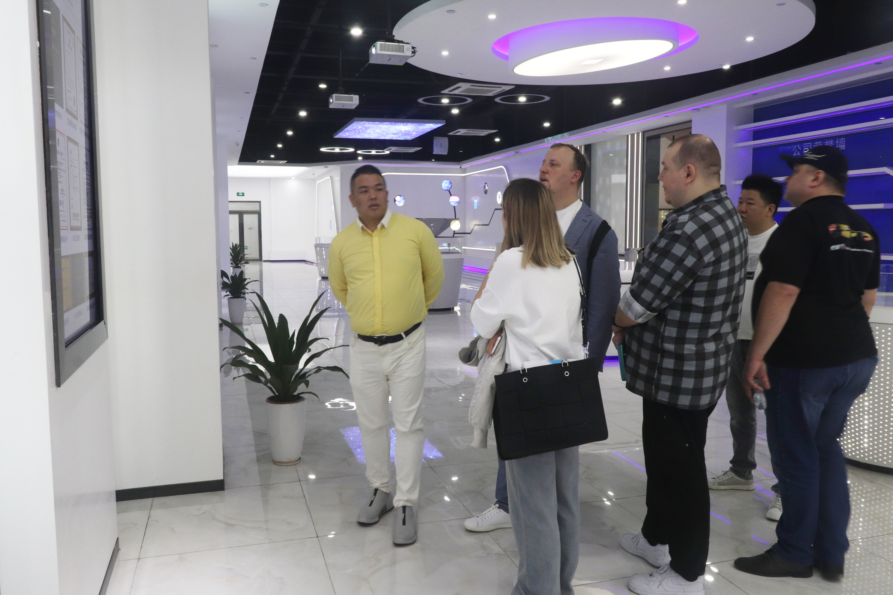 2025.2.28 Warmly welcome Russian customers to visit and guide the work 2025.2.28 Warmly welcome Russian customers to visit and guide the work